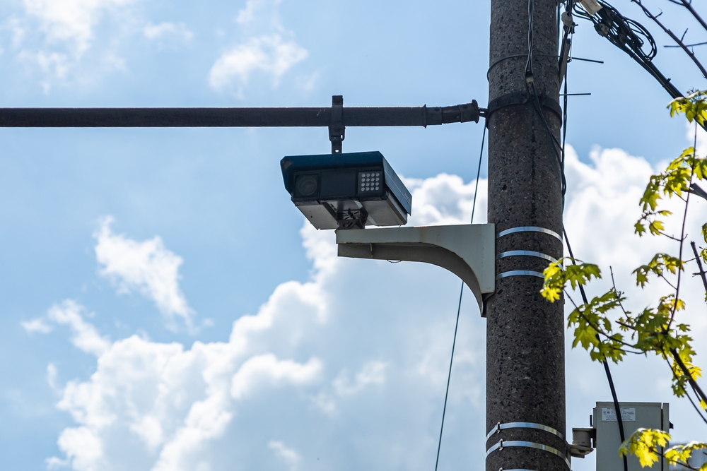 Roadside camera for recording violations of traffic rules